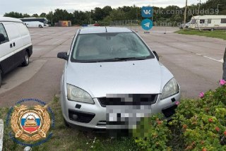 В Балтийске легковое авто сбило двоих пешеходов на парковке